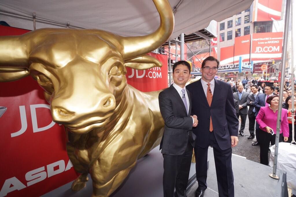 劉強(qiáng)東在時(shí)代廣場金牛前