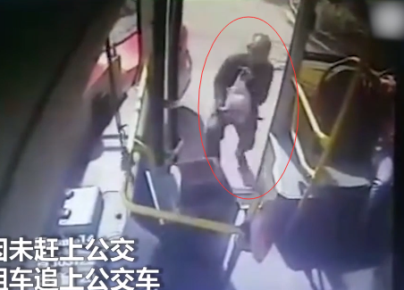 山西一男子沒趕上公交車，憤而搭出租追趕，逼停公交車