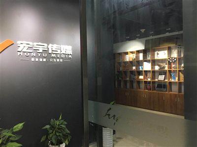 索要工資遇假轉(zhuǎn)賬 奇葩老板?；ㄕ欣^續(xù)拖欠工資