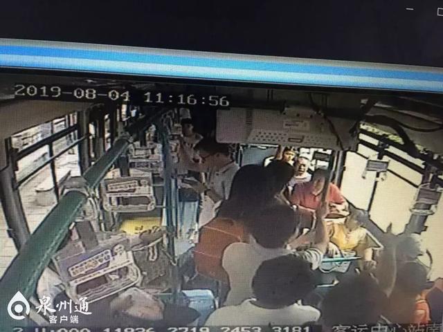 讓座慢遭大媽掌摑 該不該尊這些“為老不尊”的人/>
</p>
<p>
	11點16分58秒左右，大媽坐下，仍舊在說著話。此時，前車廂的安全員穿過擁擠的過道走向女孩和大媽，快到時，大媽突然站了起來，揚起手朝女孩打去。只聽見女孩尖叫“你干嗎打我啊”，迅速來到女孩身邊的安全員站在兩人之間，詢問“干嗎呢”，并用手擋住大媽再次揚起的手，及時制止了。
</p>
<p>
	在大媽打向女孩的瞬間，車廂內(nèi)的乘客也被嚇一跳。女孩質(zhì)問大媽“干嗎打人，你動手打人就不對，你要道歉”，<span style=