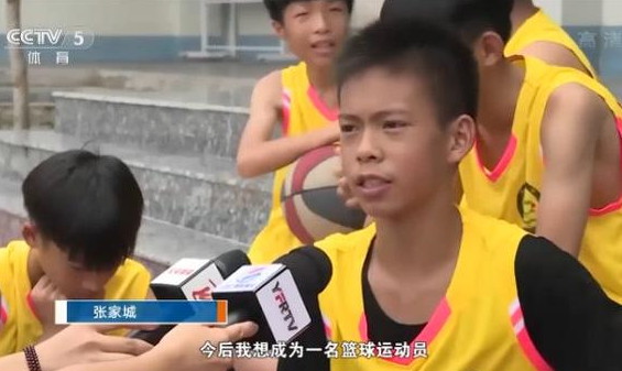 庫里找獨臂籃球少年 男孩稱希望能練出像庫里一樣精準(zhǔn)的投三分球能力