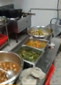 學?；貞程貌仄馃岵酥唤o咸菜 責成食堂負責人深刻反省